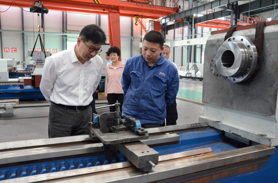 甘肅省委常委、副省長張錦剛在星火機床公司調研